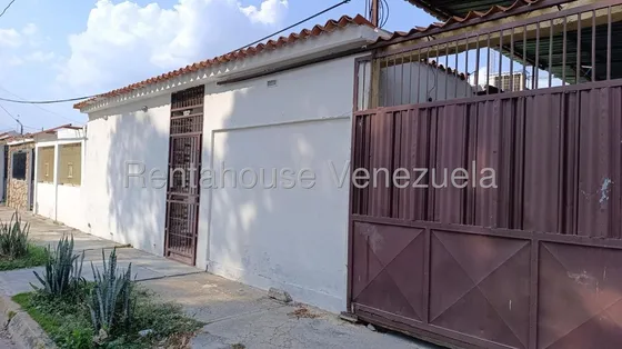 Descubre Esta Encantadora Casa En Venta De Tres Amplias Habitaciones, Tres Banos, Comoda Cocina, Sala Espaciosa,patio, Estacionamiento Para 5 Vehiculos , Sin Problema De Agua, Excelente Ubicacion 