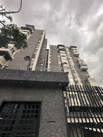 Apartamento Piso Medio 79m², 3h, 2b, 1p, Mls #25-23833 En Venta En Santa Mónica, Oportunidad De Apto. Con Excelente Distribución De Sus Áreas, Parque Infantil Y Áreas De Esparcimiento / Isabel Gómez 