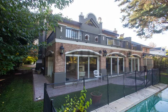 Hermosa Casa A La Venta En Barrio Saint Thomas Norte En Canning - 6 Ambientes Con Piscina Y Parque