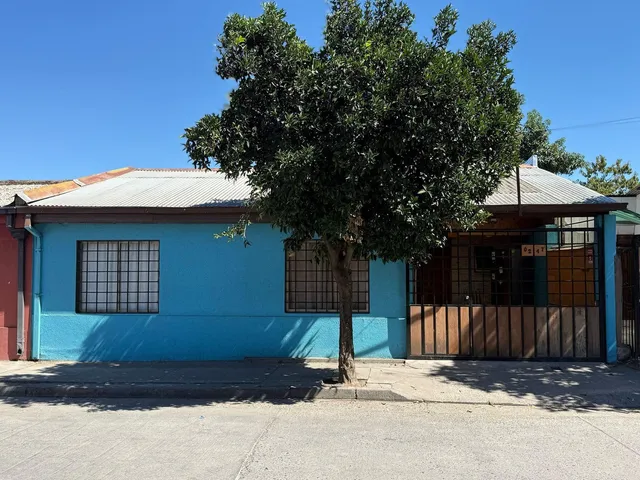 Vendemos Amplia Y Centrica Casa En Aurora De Chile - A Pasos