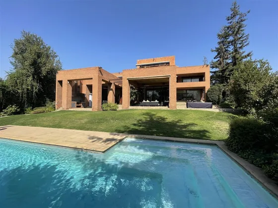 Casa En Venta De 5 Dorm. En Lo Barnechea Valle Escondido