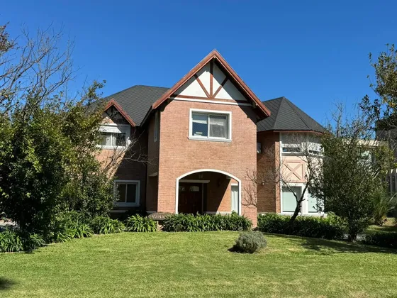Venta De Casa De 5 Ambientes En Barrio El Ombu 