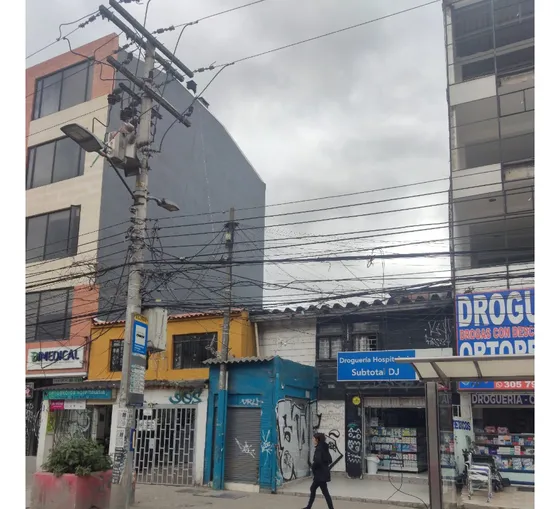 Frente Hospital De Kennedy, Cerca Estación Metro, Sector Comercial.