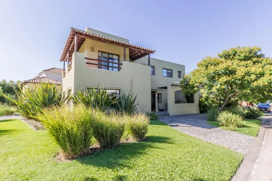 Casa En Venta En  Las Liebres, 4 Cuartos, Gran Family. Dependencia. Piscina.