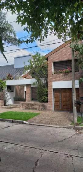 Chalet Barrio Guemes 4/5 Ambientes Con Amplio Fondo Y Gje 2 Autos En Muy Buen Estado. Escucha Oferta
