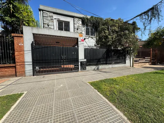 Casa En  Calle Junin Al 800