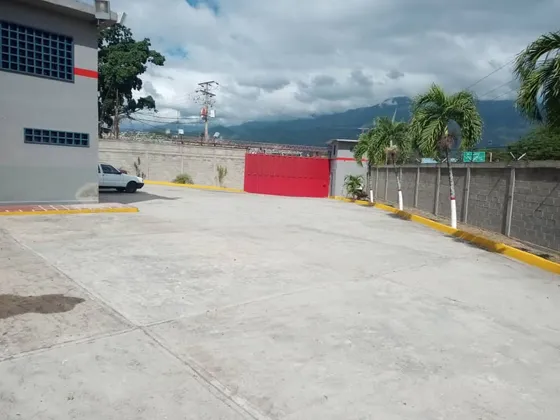Galpon Entrando Por La Intercomunal  Cerca De Farmatodo  Guatire