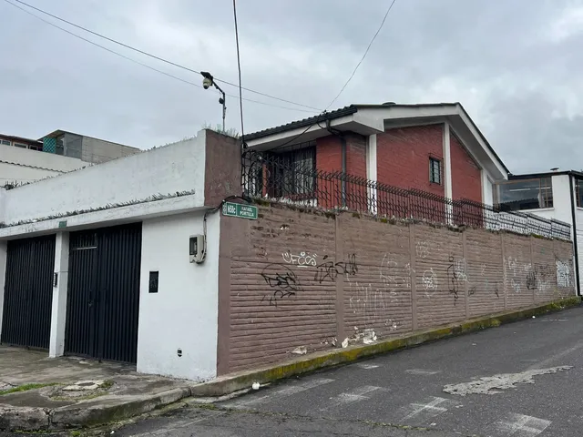 Hermosa Casa Esquinera, Sector Vaca De Castro