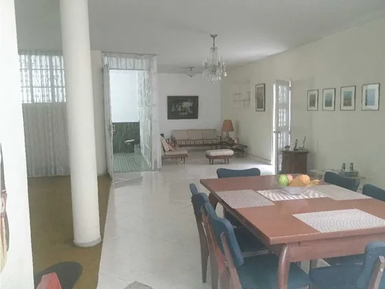 Venta Casa Primer Piso, En  Edificio De Tres Pisos En Sector Laureles