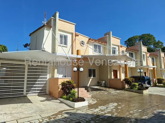 Townhouse En Venta Urb Barrio Sucre, Maracay, 25-7709 Jecg
