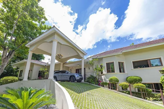 Casa En Venta En Cuesta Hermosa Ll De 5 Habitaciones