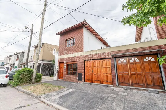 Venta Dúplex 3 Ambientes Con Patio Y Cochera En Ramos Mejia.