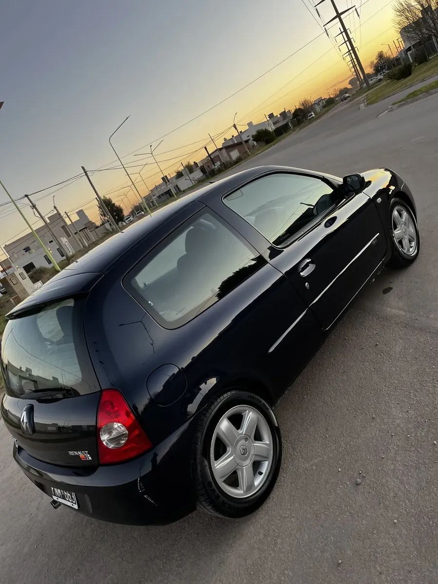 Renault Clio 1.6 Dynamique5586573123079475211