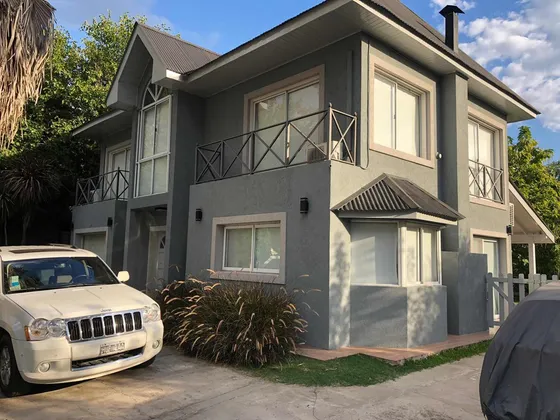 Casa En Venta - 3 Dormitorios 4 Baños 1 Cochera - 780mts2 - Campos De Álvarez, Moreno