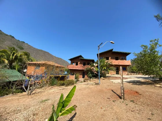 Propiedad Tipo Posada Con Local Comercial, Ubicada En Vía Principal De Guárame