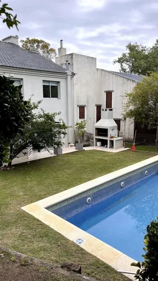 En Venta Casa Con Piscina De 5 Ambientes  Villa Gesell