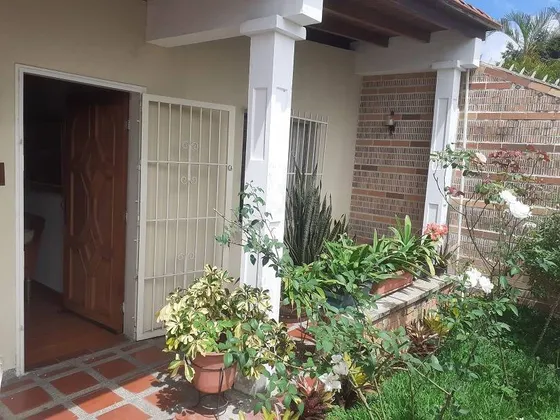 Venta De Hermosa Casa Quinta De 2 Niveles En Los Teques (sector El Barbecho)