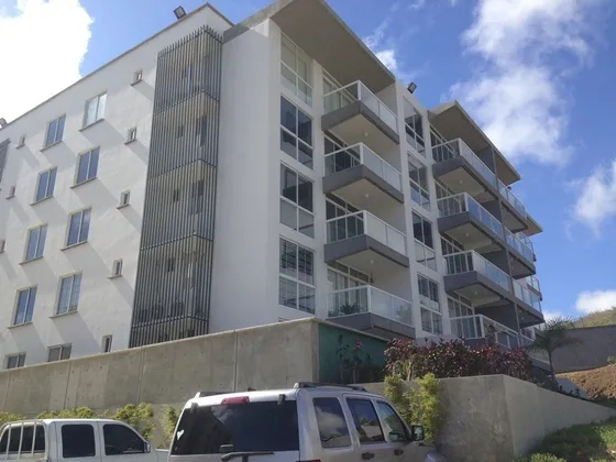 Apartamento De Pb En Obra Gris Con Amplio Patio