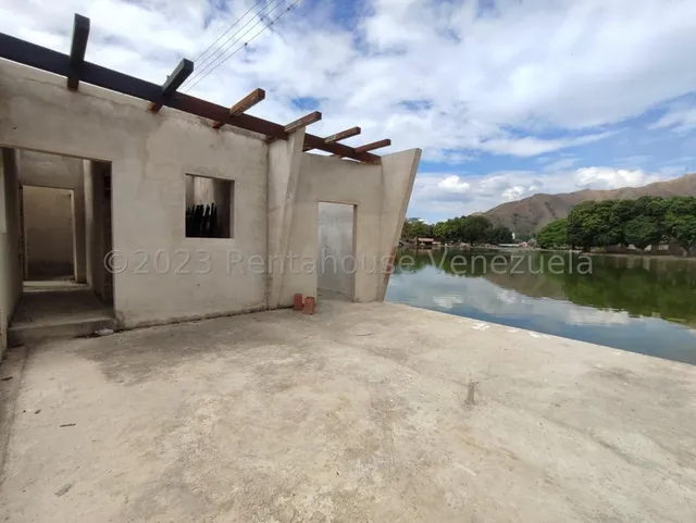 Se Vende Local Con Fondo De Comercio En Circulo Militar Avenida Las Delicias Maracay Negociable Frente Al Lago Kg