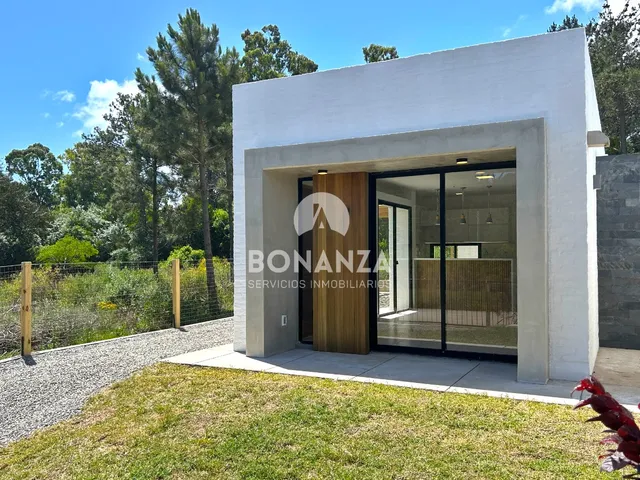 En Venta. Piriápolis, Punta Colorada. Próximamente, Casa De 2 Dormitorios 2 Baños A Estrenar.