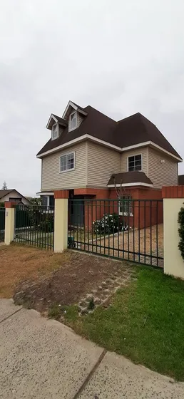 Centrica Casa En Sector De Bosques De Montemar Concon