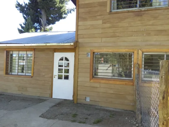 Alquiler Departamento Tipo Casa Con Jardín, 1 Dormitorio, Escritorio, Sin Expensas. Barrio El Frutillar, Bariloche