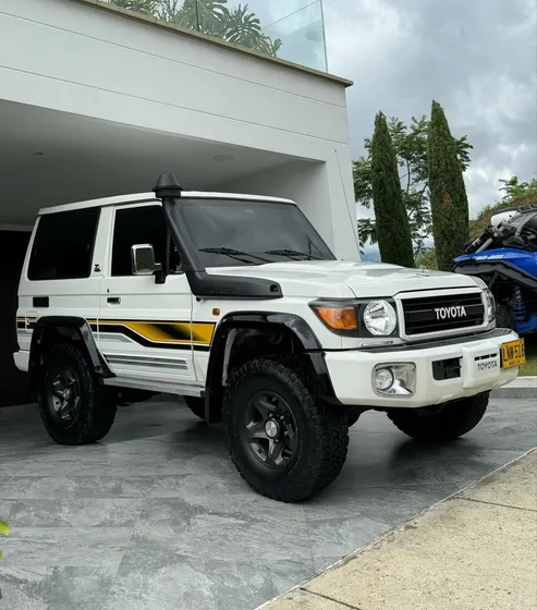 Toyota Land Cruiser 79 4.0 79
