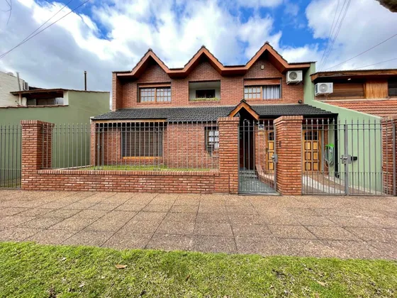 Impecable Chalet 5 Ambientes Con Parque, En Haedo Chico. 