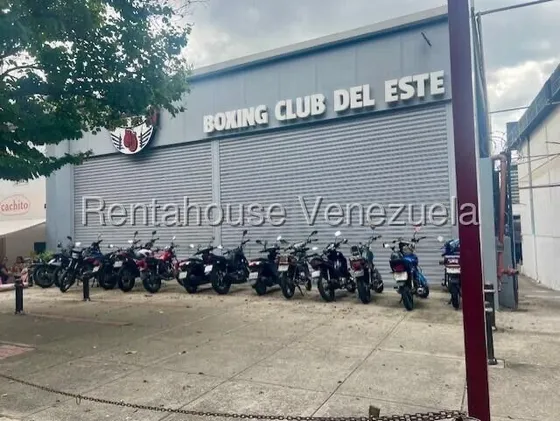Gran Local A Pie De Calle En Alquiler, Urb. Chacao, Frente Al C.c. San Ignacio