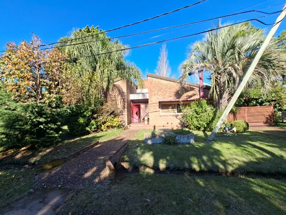 Casa Con Escritura Apto Crédito Casa En Una Planta, Integrada Por Living Comedor Con Hogar A Leña, Cocina. Dos Baños Y Dos Dormitorios. Exterior: Parrilla, Garage Y Fondo Libre.