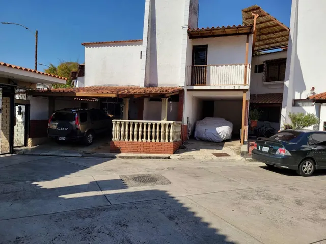 Casa Venta Nuevos Teques Ruta (4) 7hab 5b 3p Ref 70mil