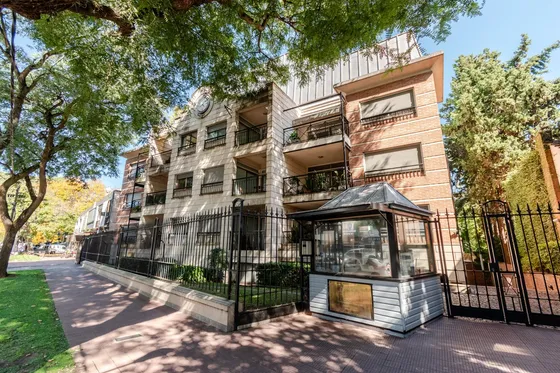 Excelente Departamento Con Cochera Y Baulera En El Edificio Cap Ferrat De Martínez.