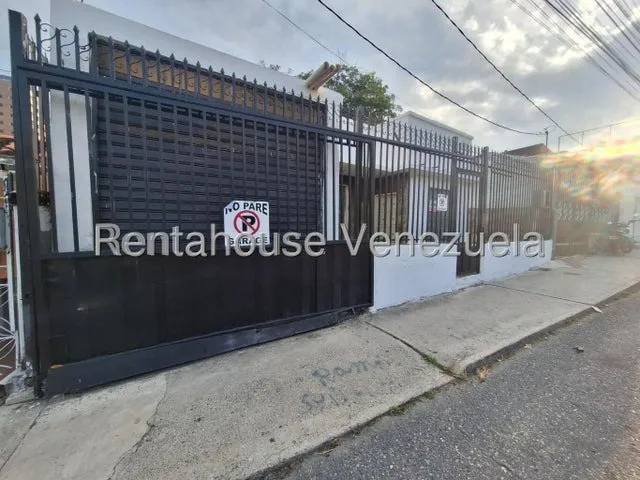 Raiza Suarez Vende Excelente Casa Con Potencial Comercial Ubicada En Estratégica Zona Del Centro De Barquisimeto 2 3 2 7 4 4 9 Posee Área De Oficinas Terraza Cocina Y Un Diseño Muy Funcional Visítala!
