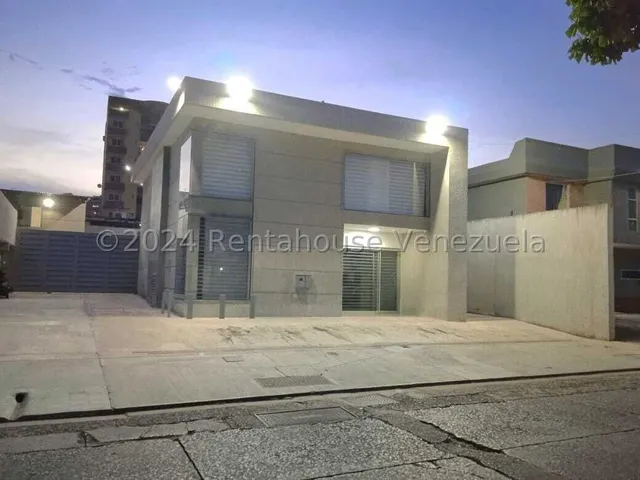 Maria Elena Latouche Te Ofrece En Alquiler Local A Pie De Calle, Santa Cecilia, Agua Blanca, Con Rejas De Seguridad Y Vidrio Templado. Mels 25-4671, 