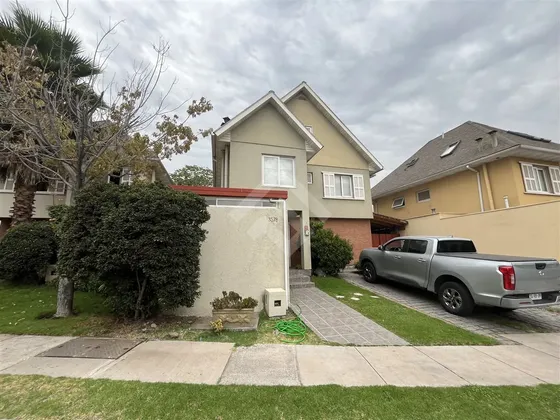 Casa En Venta De 5 Dorm. En Peñalolén