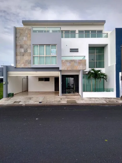 Casa En  Venta En Lomas Del Sol Con Alberca 