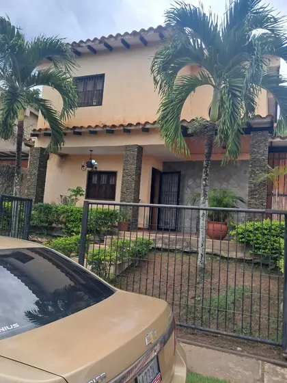Casa De 2 Niveles En Venta . San Diego , Res. Terrazas De San Diego Country. 249m2. Pozo Propio, Portón Eléctrico Con Inversor. Camaras De Seguridad (mer)