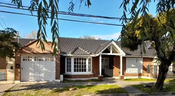 Casa En Venta - 3 Dormitorios 2 Baños - 140mts2 - Monte Grande