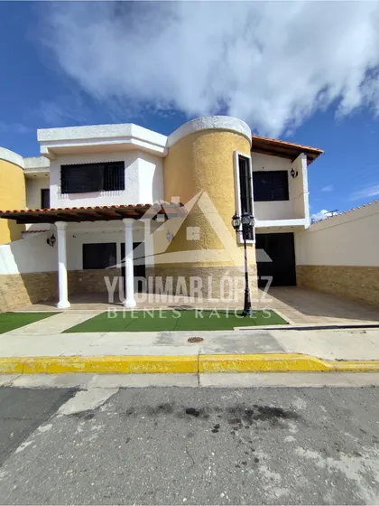 Ofrecemos En Venta Hermoso Townhouse En Urbanización Las Carolinas, Turmero, Edo. Aragua.