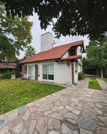 Casa En Venta - 3 Dormitorios 2 Baños - Cochera - Berazategui