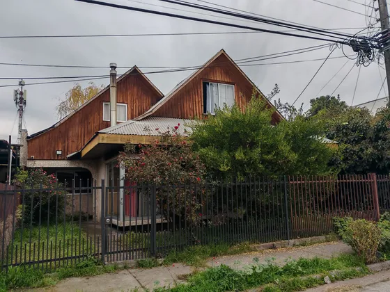 Amplia Casa Con Gran Terreno Y Excelente Ubicación En Curicó