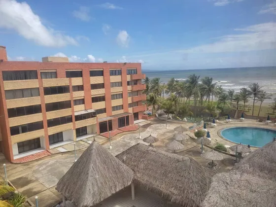 Apartamento Vacacional En Tucacas En Venta. - Inmobiliaria Maggi 1554.