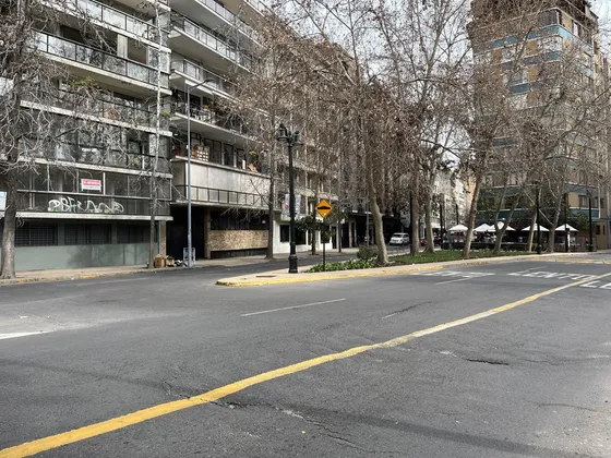 Edificio Frente A Parque Forestal