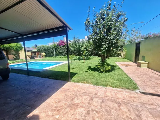 Comoda Y Moderna Casa Con Un Gran Parque Y Pileta 