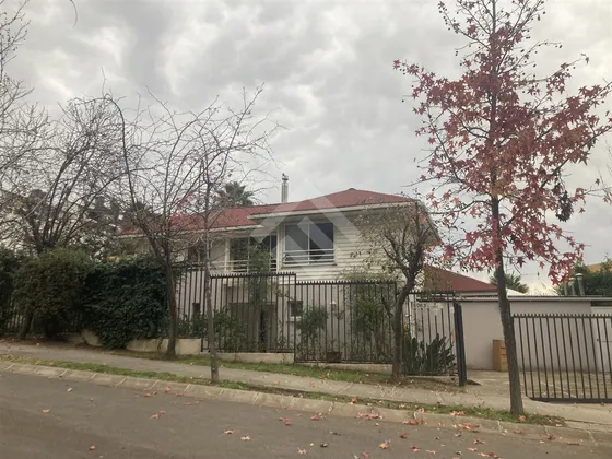Casa En Venta De 4 Dorm. 5 Baños Alto Macul En La Florida