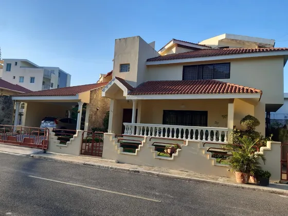  Casa En Santiago Con Diseño Moderno Y Acabados De Alta Calidad 