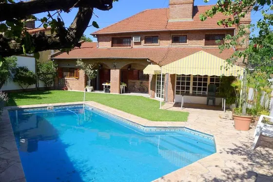 Barrio Parque Saavedra-magnífico Chalet Con Parque Y Piscina! Impecable Estado!