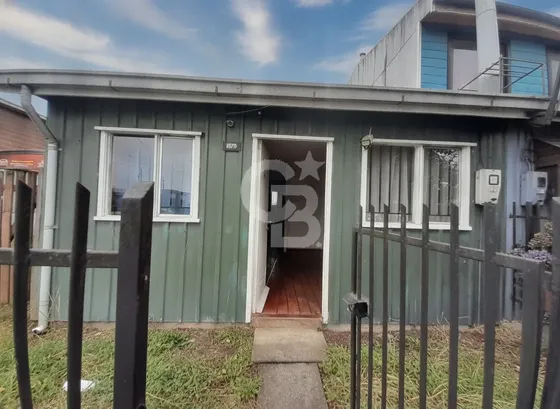 Acogedora Casa Con Amplio Locomoción A La Puerta.