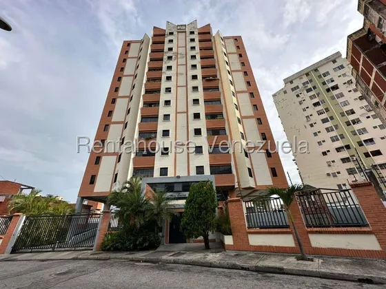 Apartamento En Alquiler Piso Bajo Urb Los Caobos Maracay Con Pozo De Agua Kg:25-23981