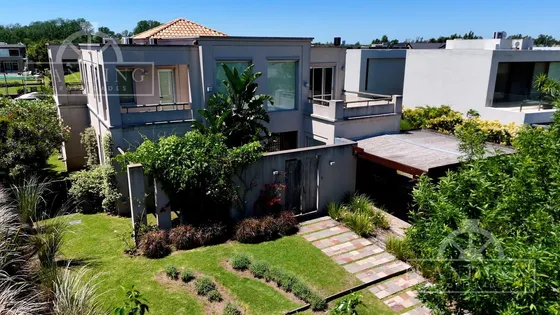 Casa 5 Ambientes Con Cochera En Barrio Náutico Albanueva